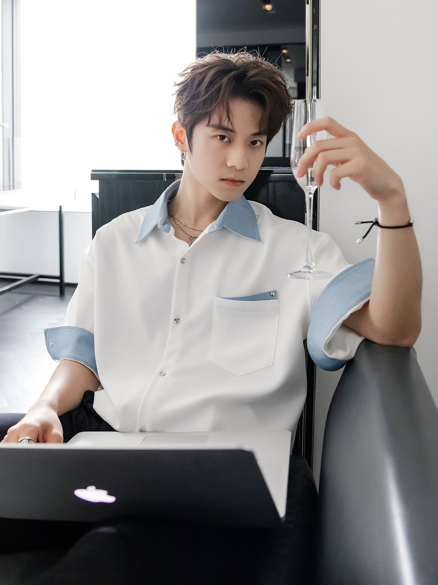 قميص قصير الأكمام غير رسمي مع ياقة بلونين 