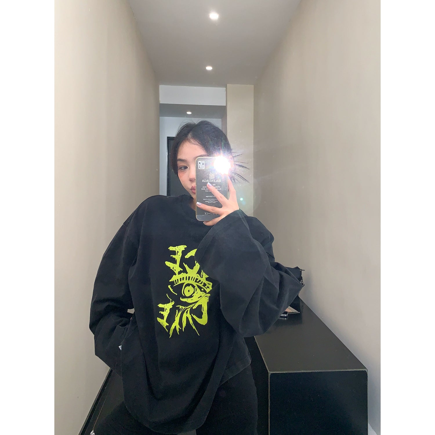 T-shirt a maniche lunghe in cotone sfuso e logorato 