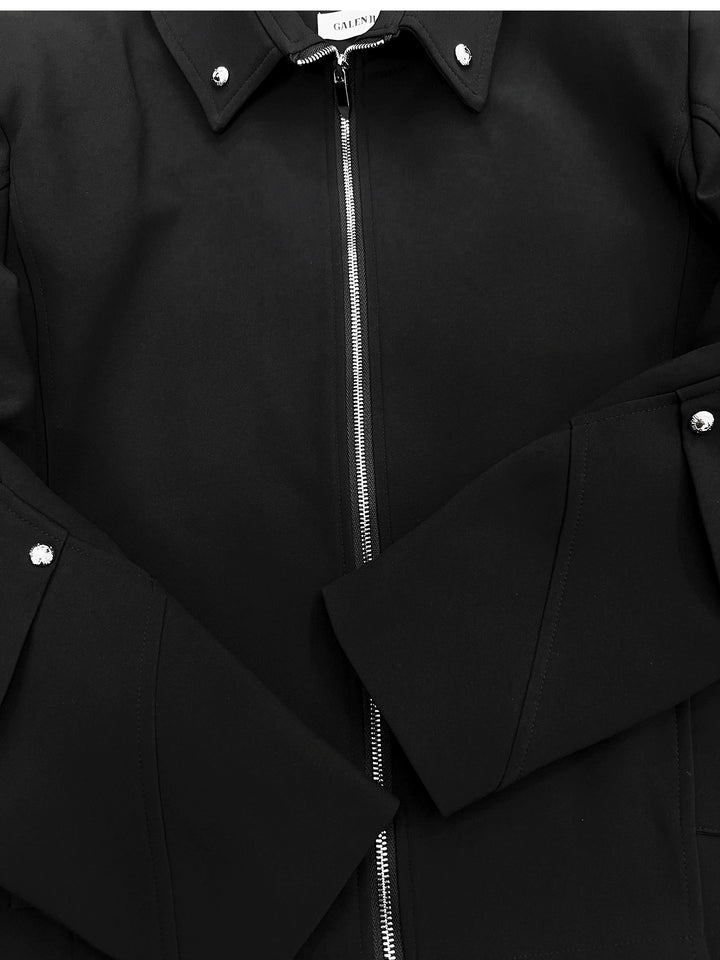 Chaqueta corta con mangas plisadas y remaches 