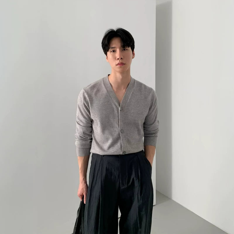 سويتر فضفاض بقلنسوة على شكل حرف V 