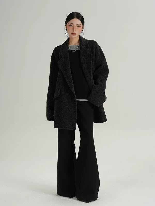 Пальто из овечьей шерсти среднего размера и свободного кроя 