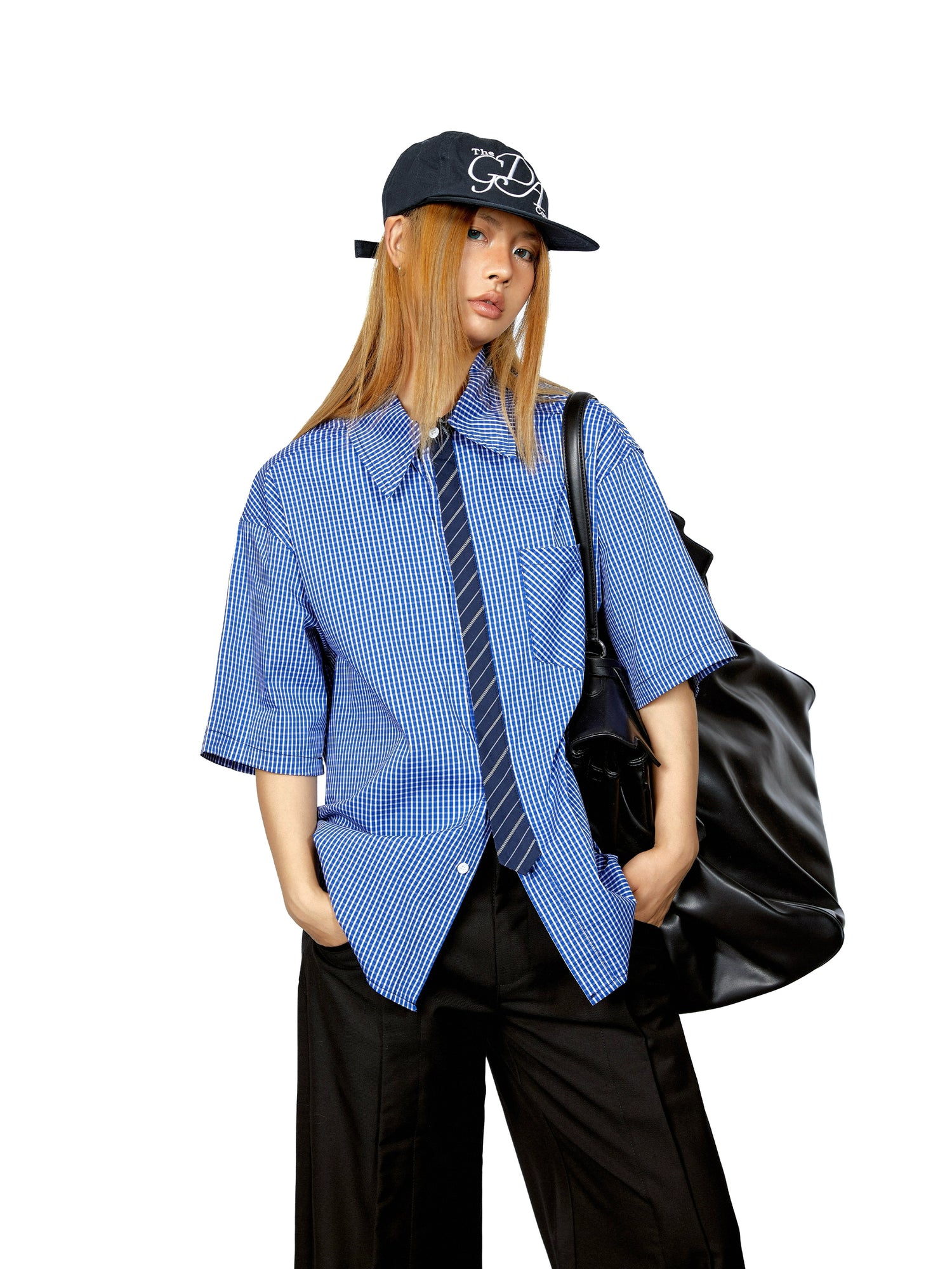 قميص بأكمام قصيرة مع تطريز ربطة عنق مخططة 