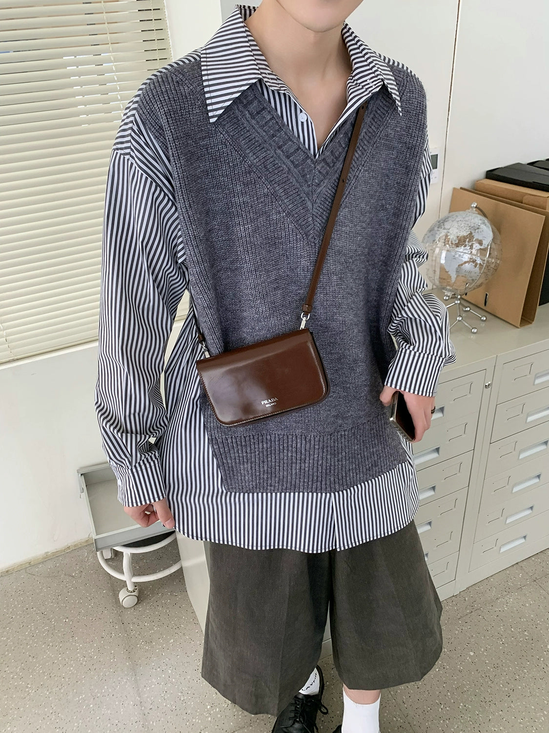 스트라이프 셔츠와 니트 스웨터 세트 