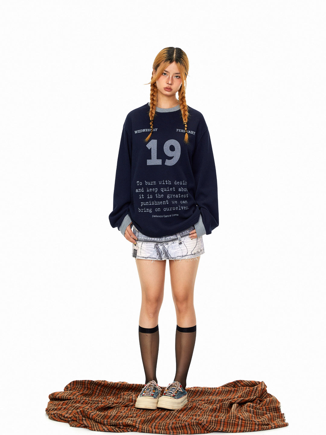 Tryckt denim mini kjol med midjeformande effekt 