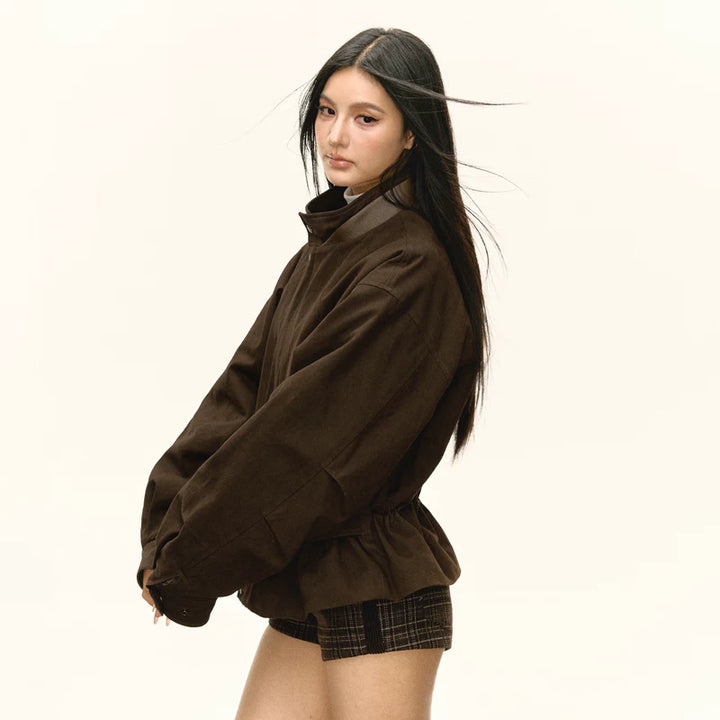 Kort belted jakke med ståkrage 