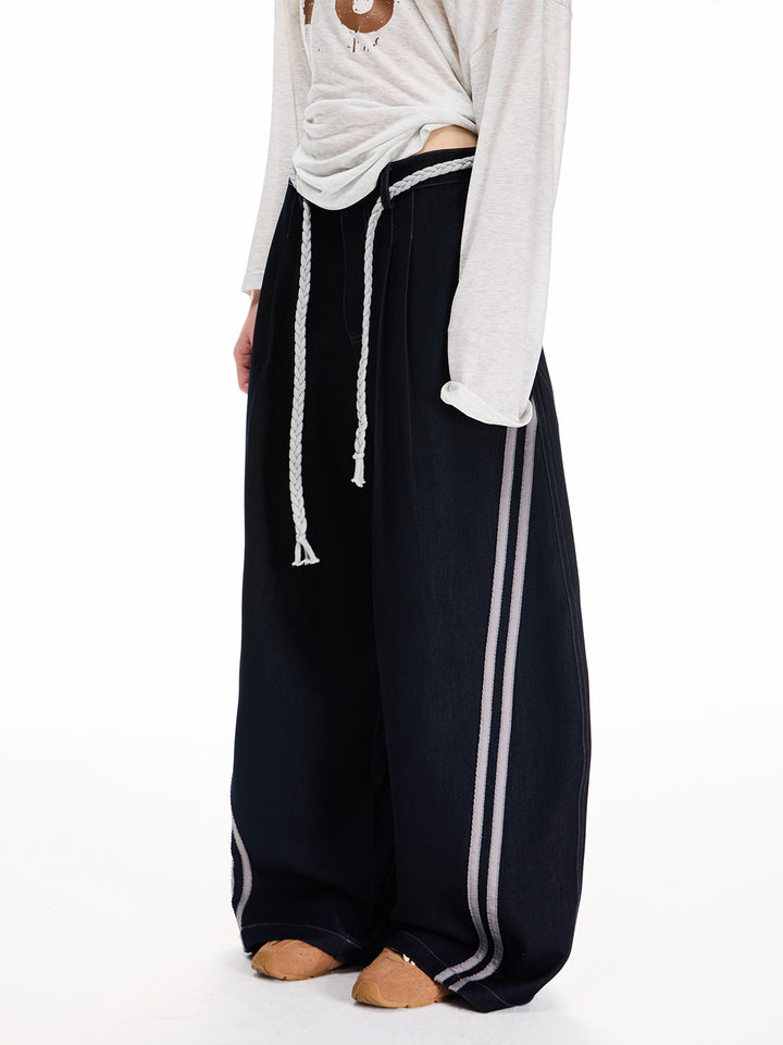 Weite Scimitar-Jeans mit Bindegürtel 