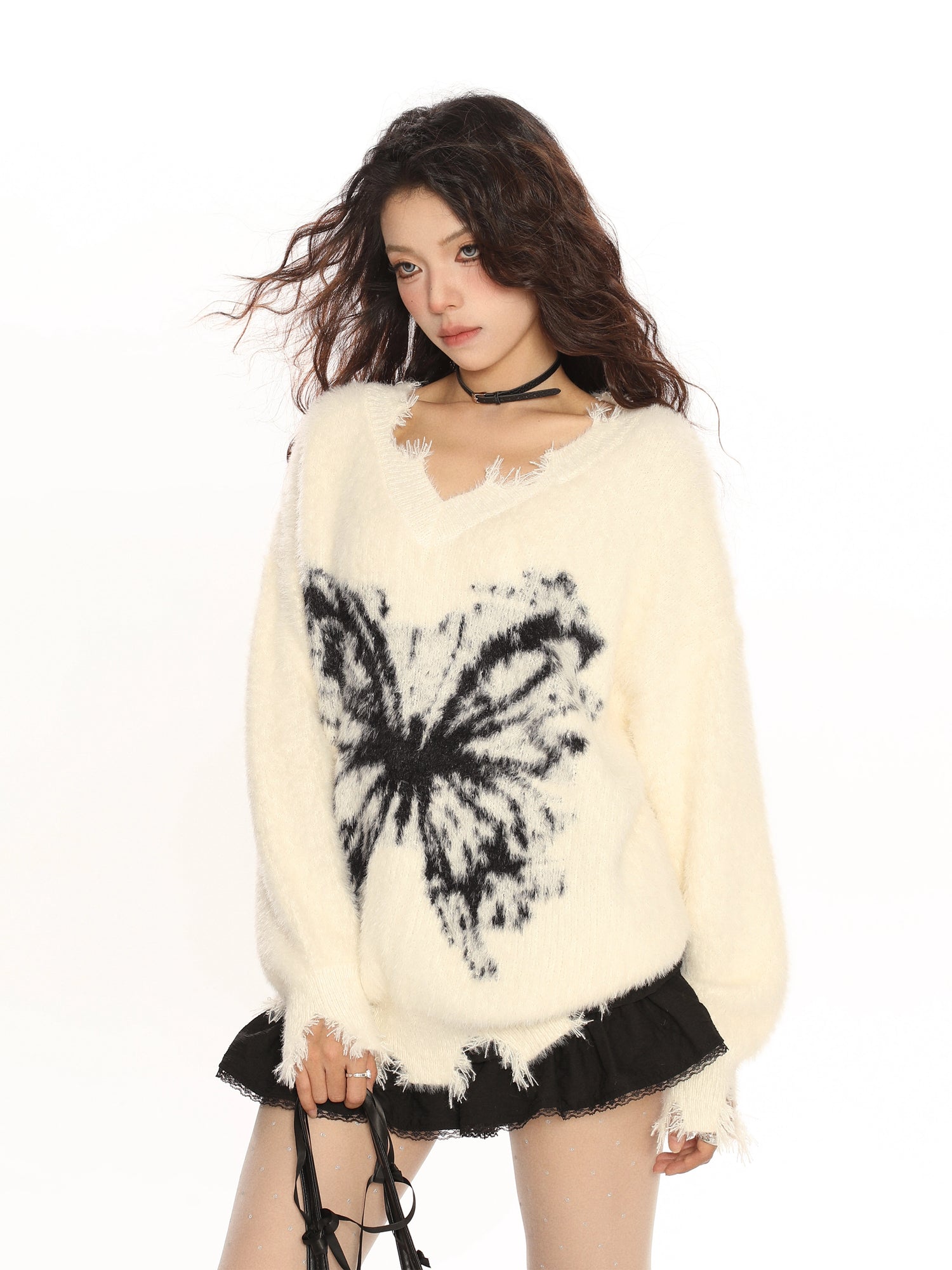 Maglione a V in mohair strappato con farfalla 