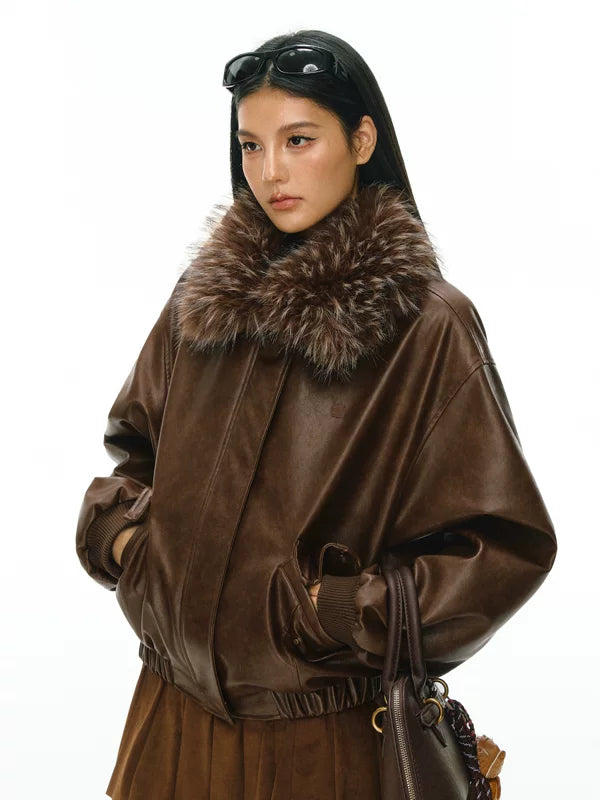 Giacca in pelle sintetica con colletto in pelliccia staccabile 