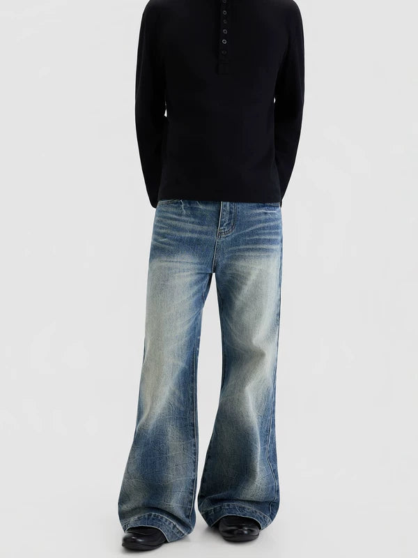 Ausgewaschene, ausgestellte Jeanshose mit geradem Bein 