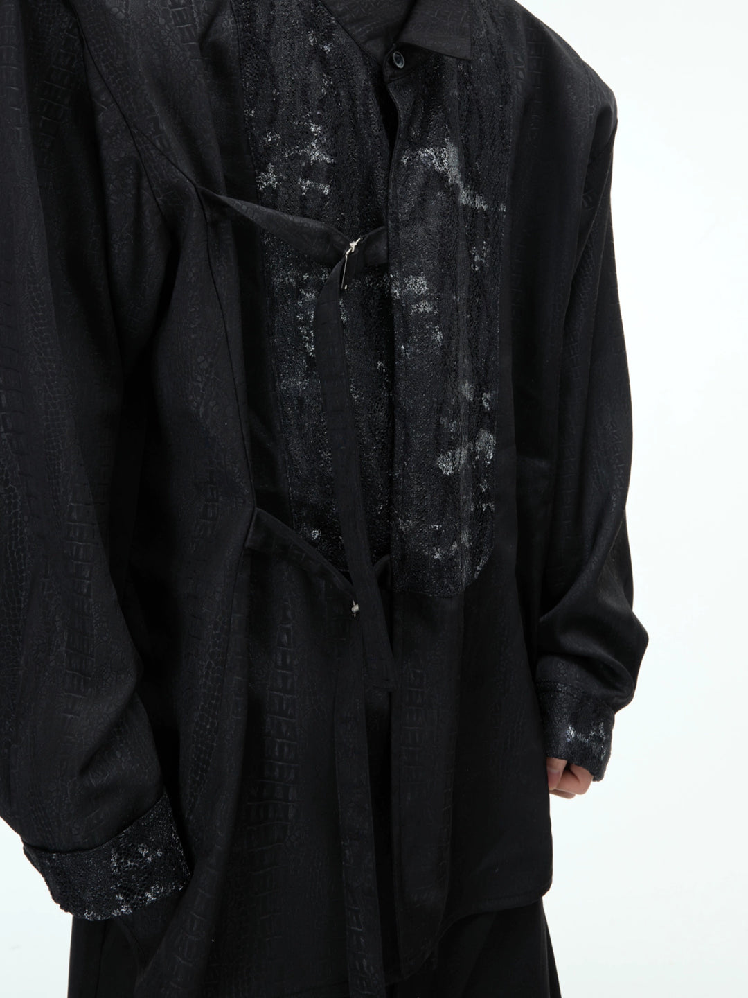 Camicia a maniche lunghe in satin avant-garde 