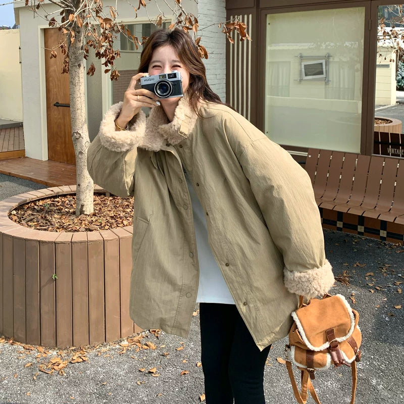 معطف باركا مبطن بالداون مع غطاء رأس بحافة من صوف الخراف 