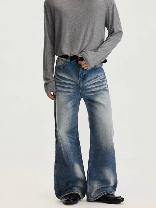 Jeans a zampa d'elefante sbiancati e consumati 