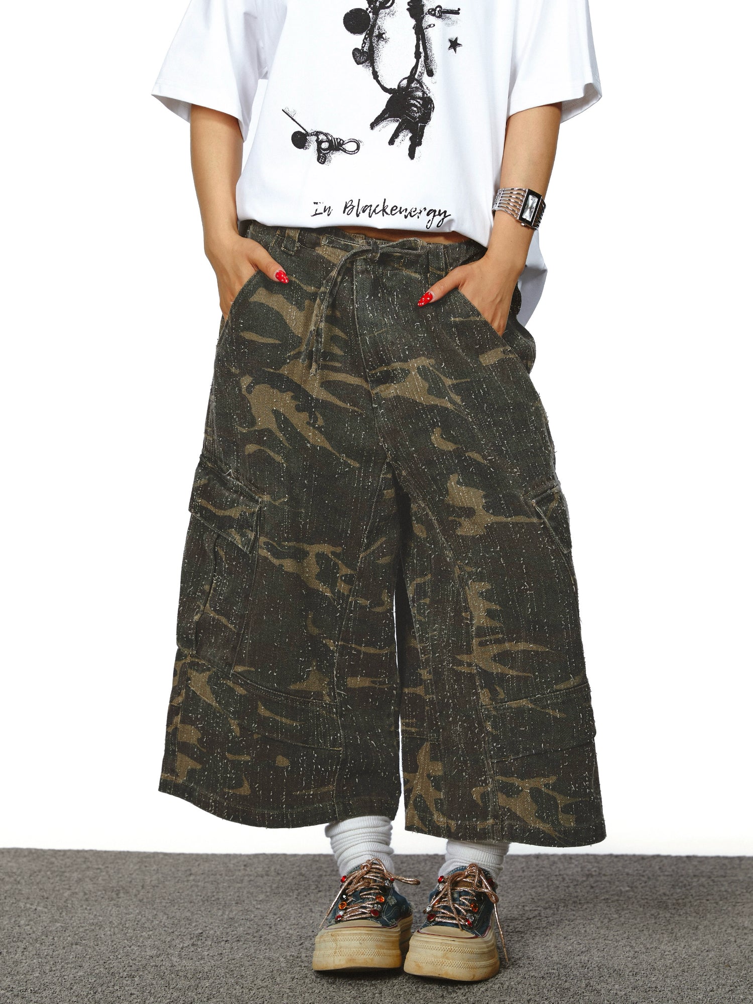 سروال جينز مقصوص مزين بتصميم تمويه مع حبل سحب 