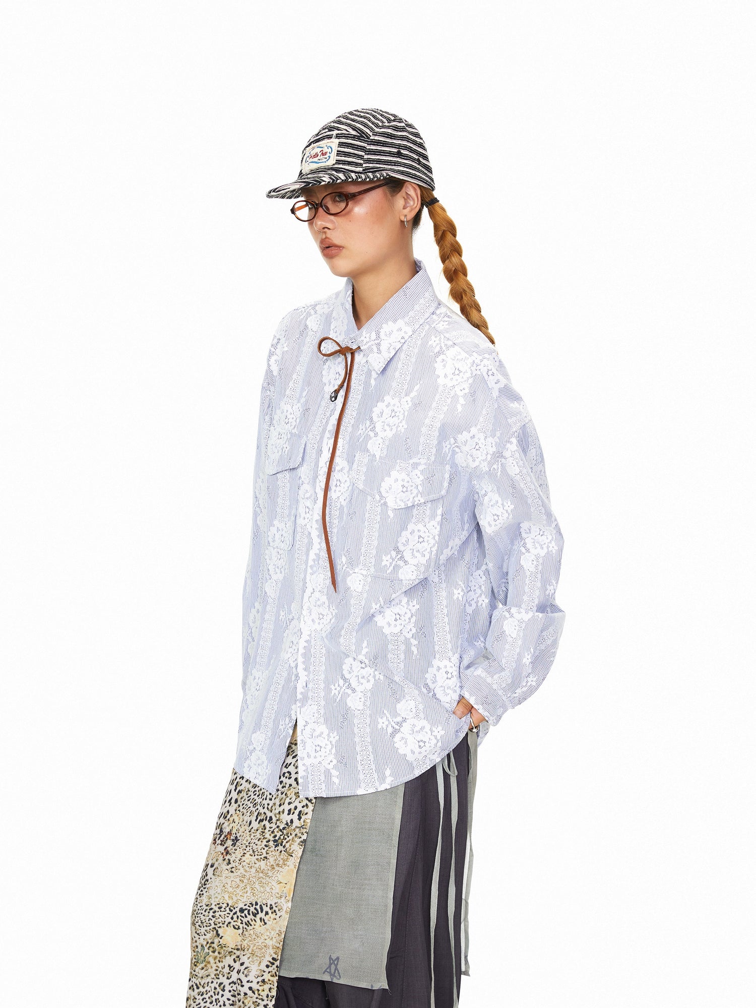 قميص فضفاض بأكمام طويلة من الدانتيل والمربعات 