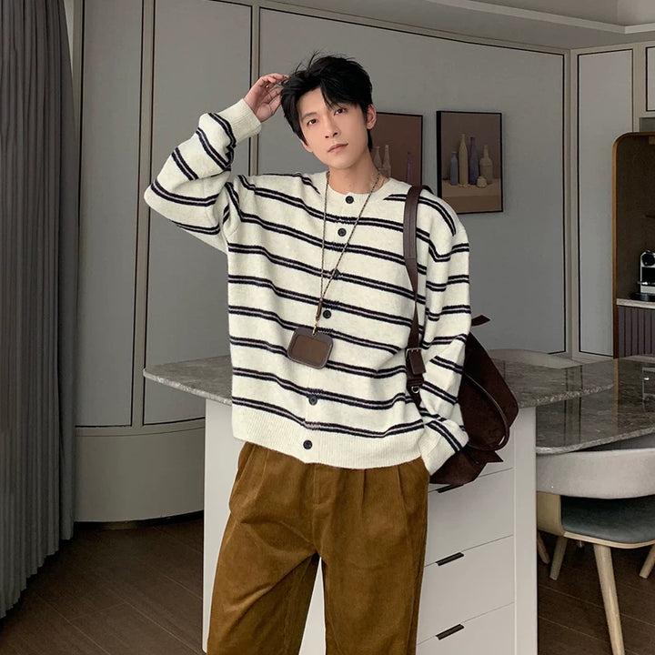 سويتر علوي بقلنسوة مزركش مع أزرار 