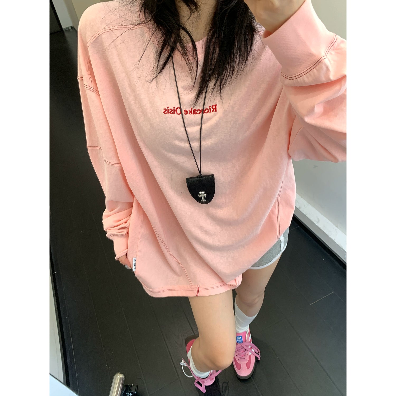 Lässiger Schnitt mit besticktem Langarmrollkragen 