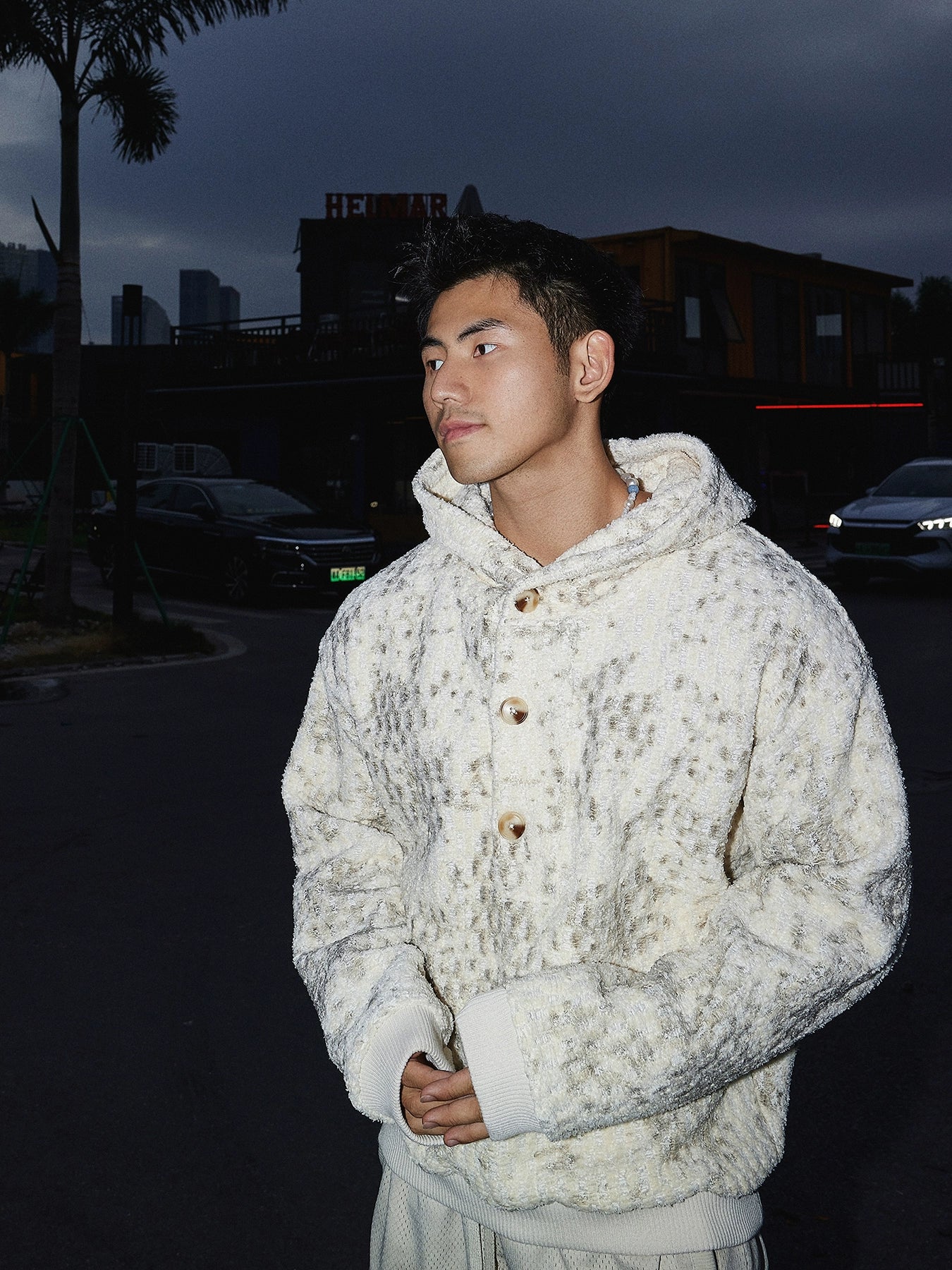 Strickjacke mit Kapuze und Knöpfen 