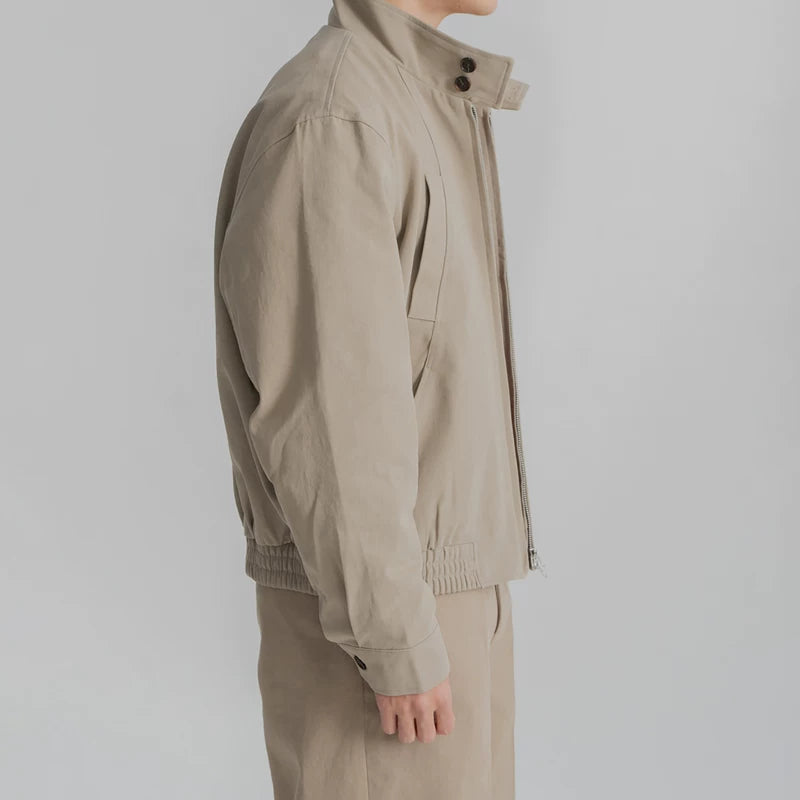 Korte executive jas met staande kraag en zakken 