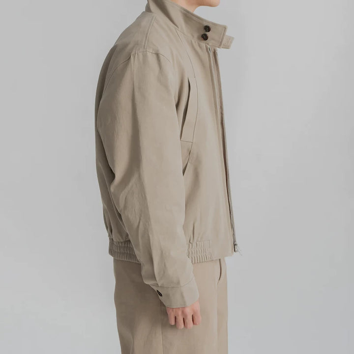 Korte executive jas met staande kraag en zakken 