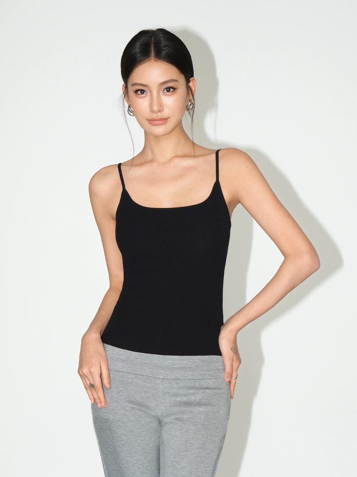 Pletená tílko s úzkým výstřihem a slim fit 