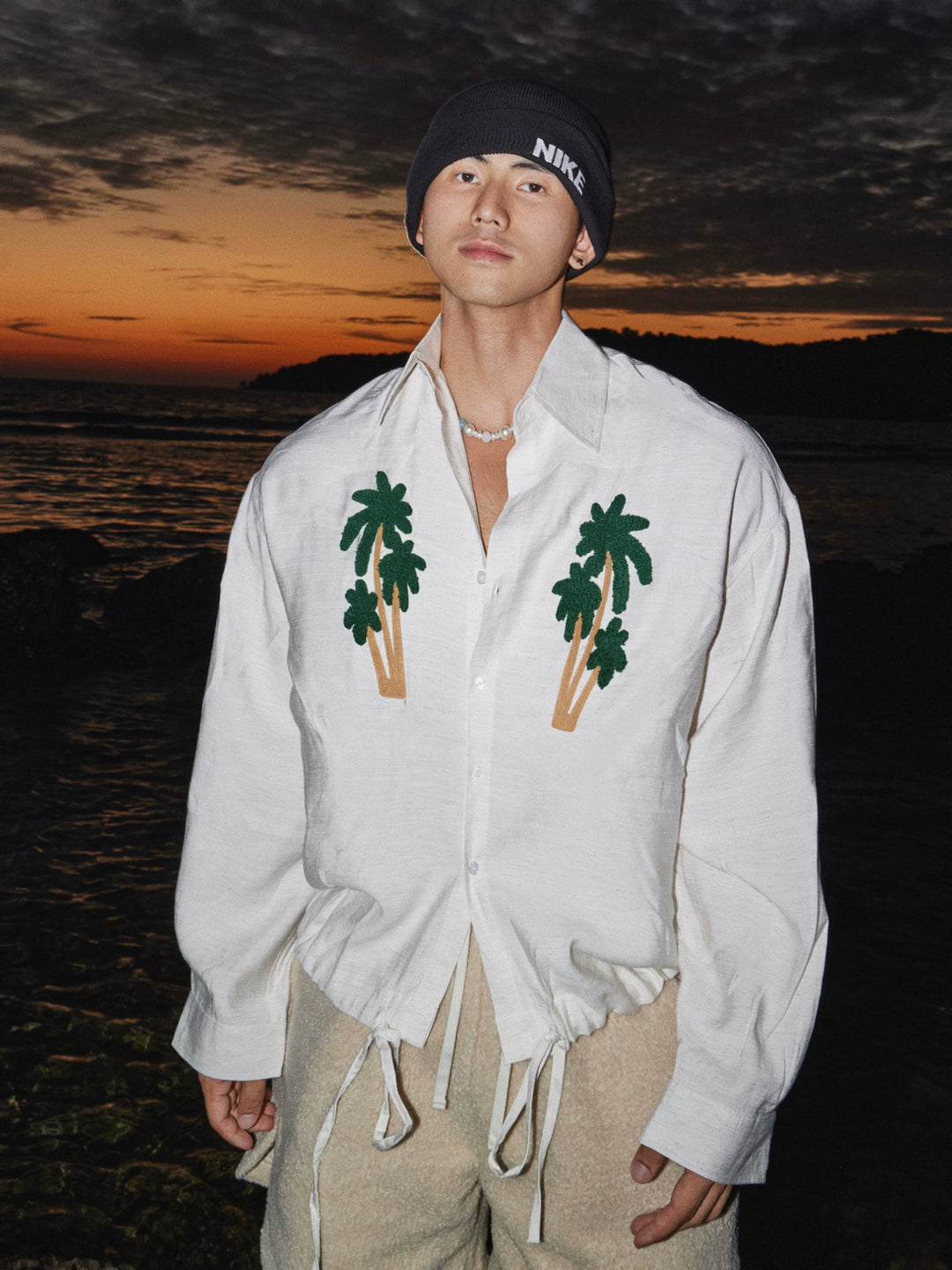 Chemise à manches longues ajustable avec arbre de noix de coco brodé 