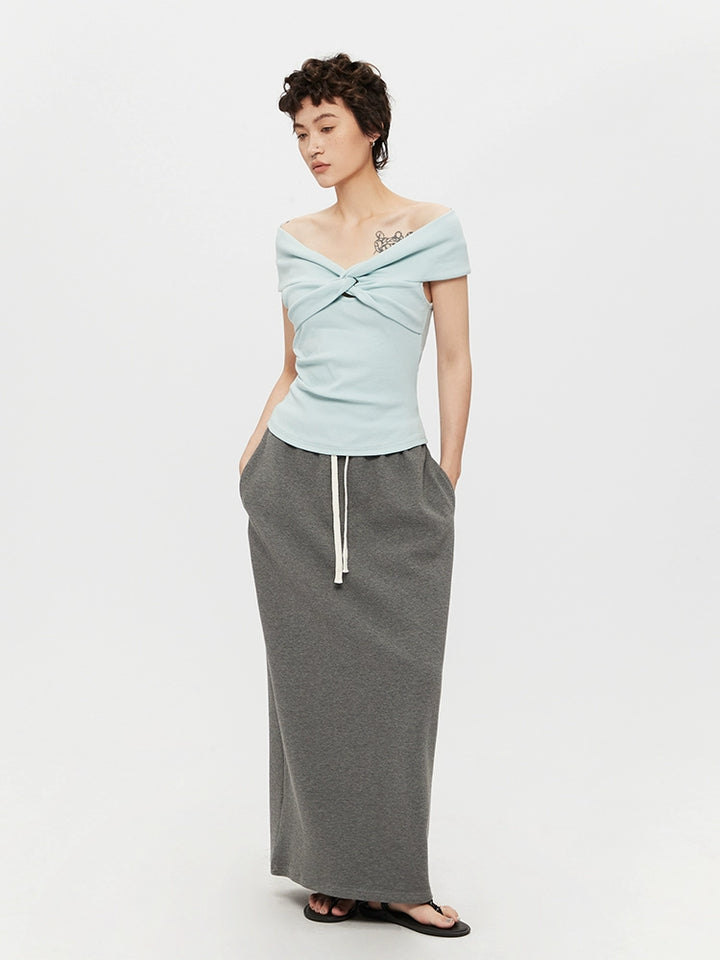 Maglione a collo alto slim con twist e spalle scoperte 