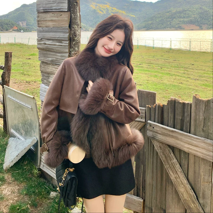 جاكيت جلد مزود بفراء ثعلب 