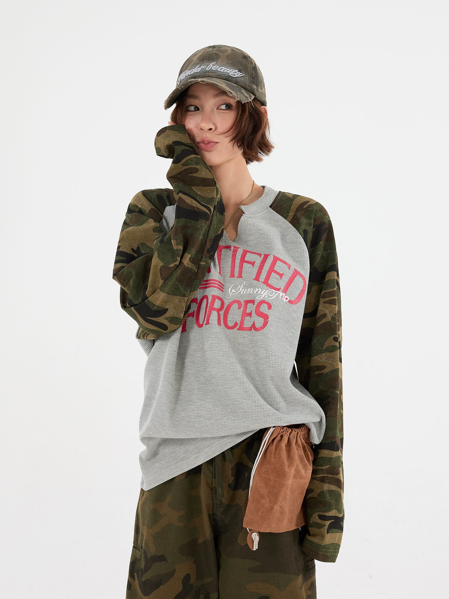 سويت شيرت بأكمام تمويه من قماش الوافل 