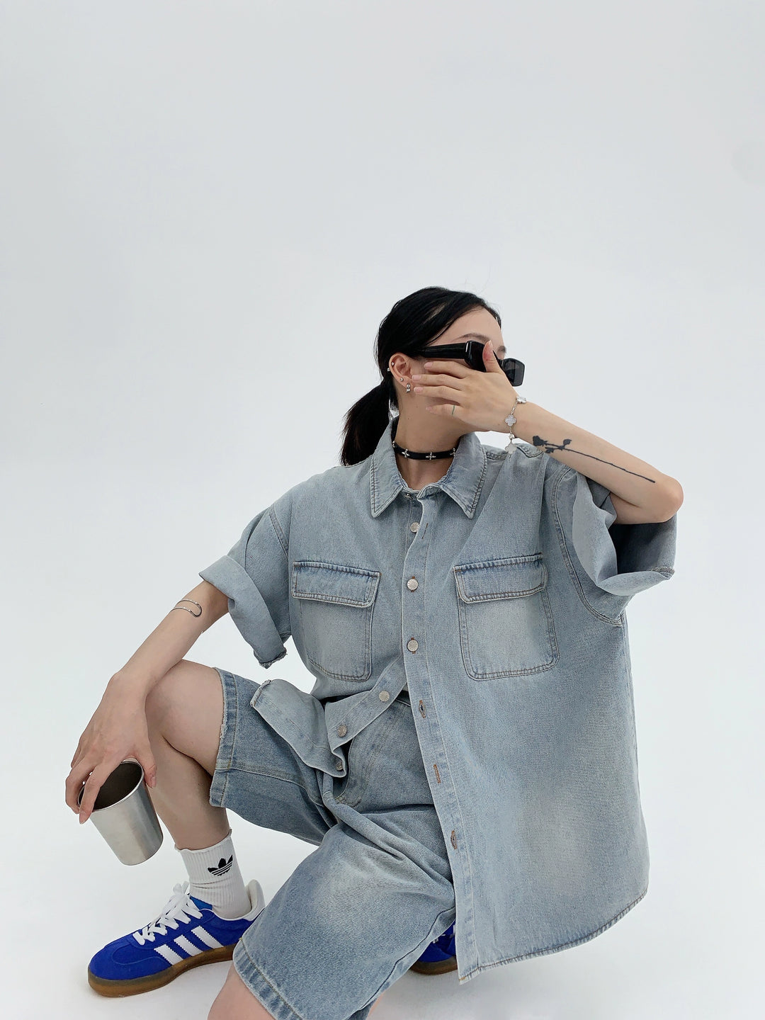 Chemise à manches courtes en denim surdimensionnée avec boutons 