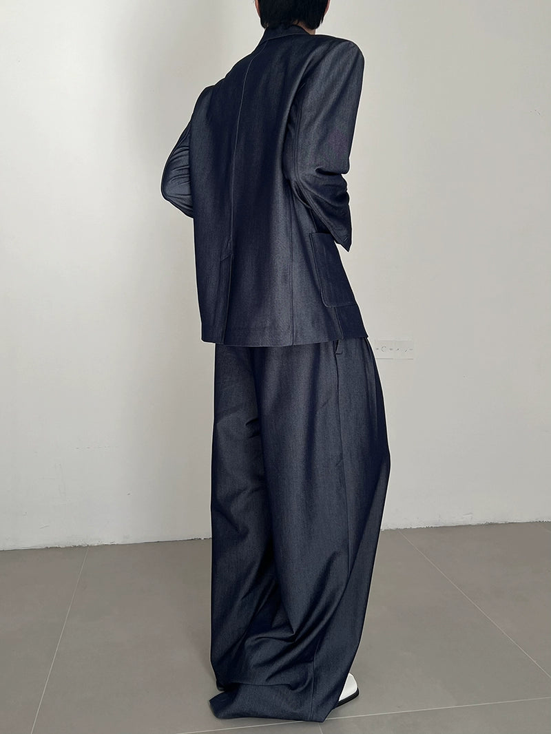 オーバーサイズのブレザーとパンツを合わせたデニムスーツ 