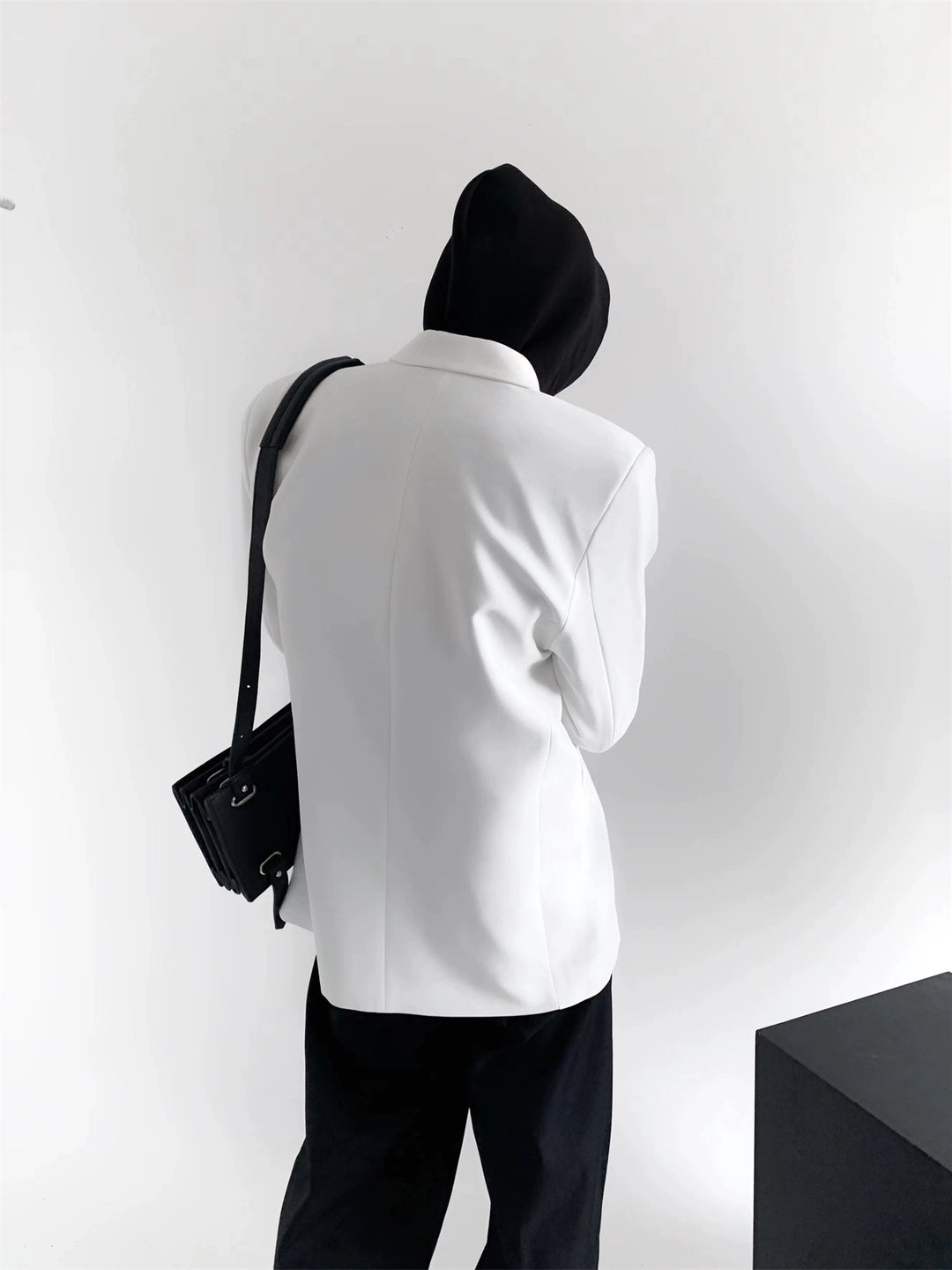 Minimalistická sako s klopami a vycpanými rameny 
