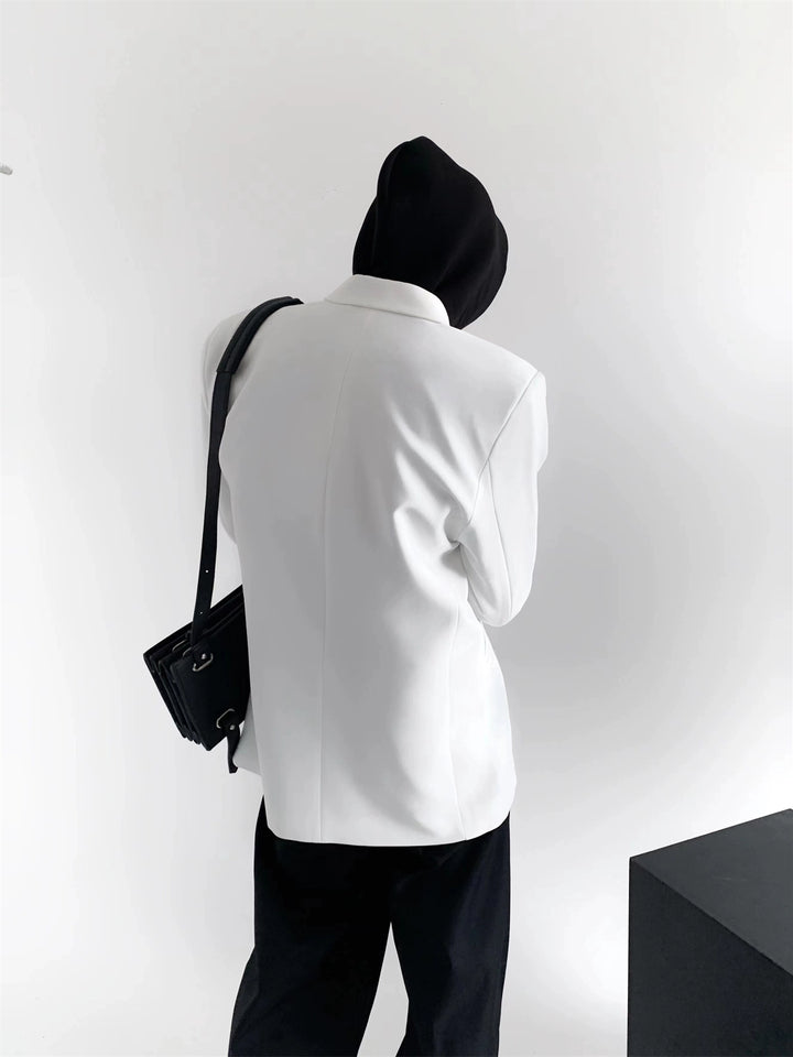 Minimalistická sako s klopami a vycpanými rameny 
