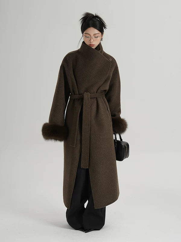 معطف طويل من الصوف مزود بحزام وأساور من الفرو 