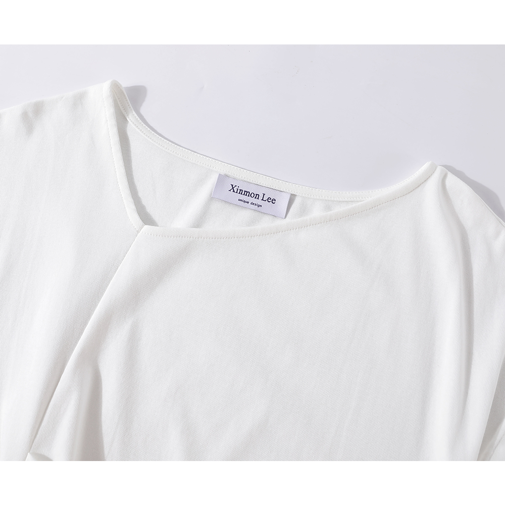 Haut à col oblique avec plis et ceinture à nouer 
