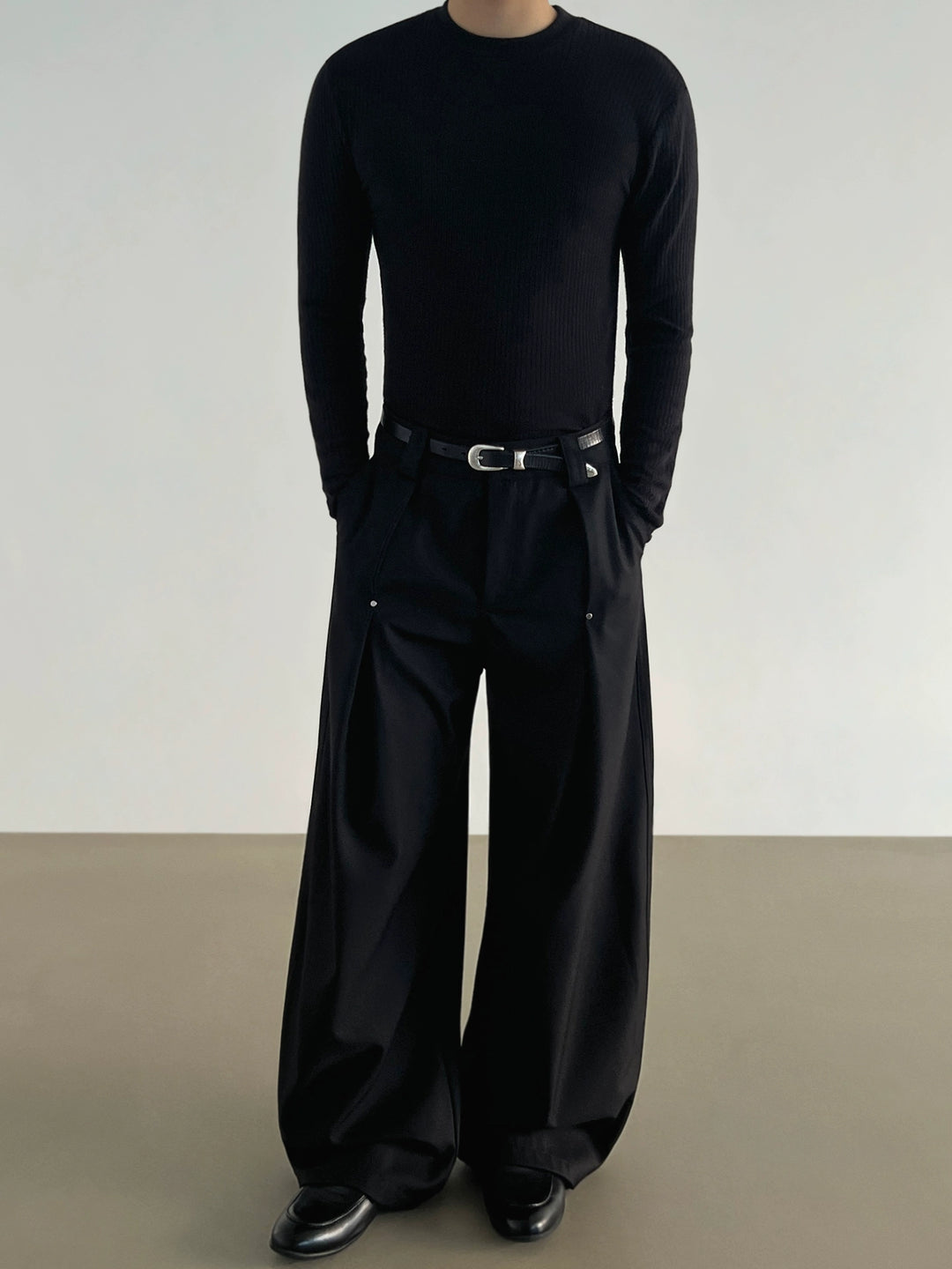 Pantalones amplios de pierna ancha con pliegues y corte en A 