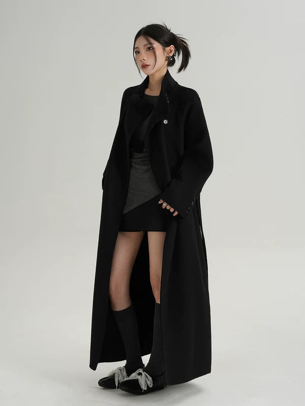 Длинное шершащее пальто с поясом и стойким воротником 