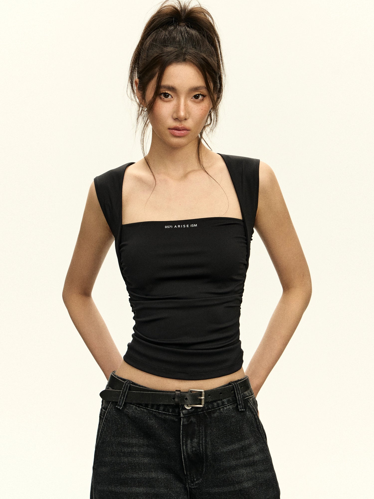 Top a canotta slim fit con scollo quadrato retro 