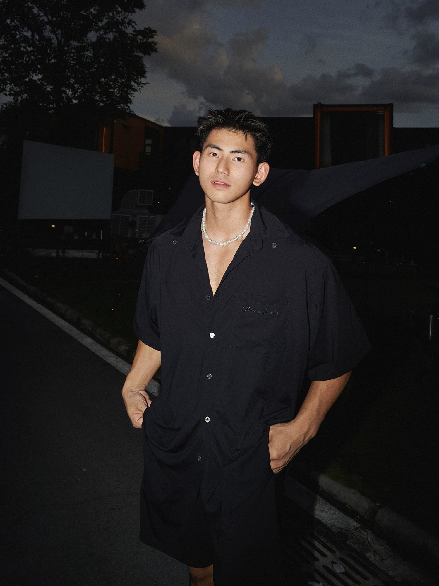 Kurzarmshirt aus weichem Stoff und Hose 