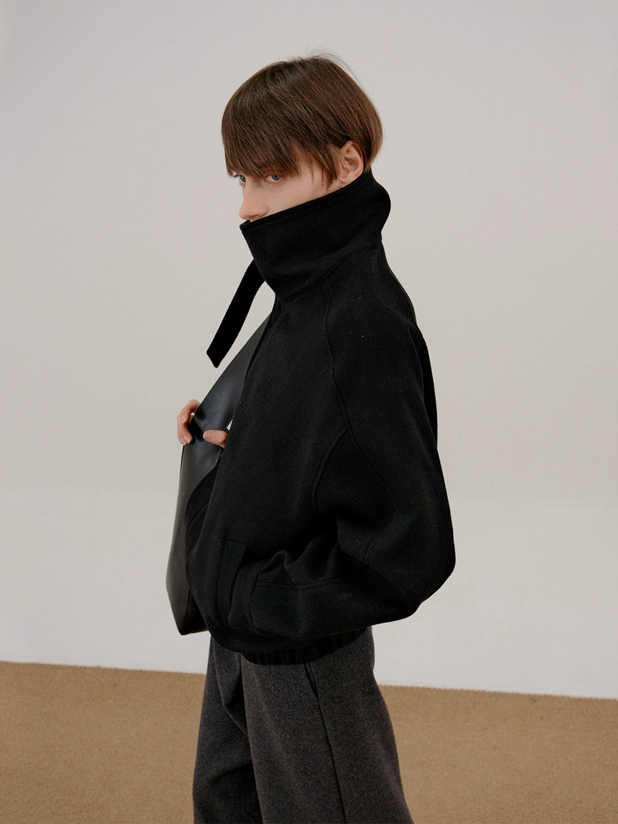 معطف قصير من الصوف بياقة عالية 