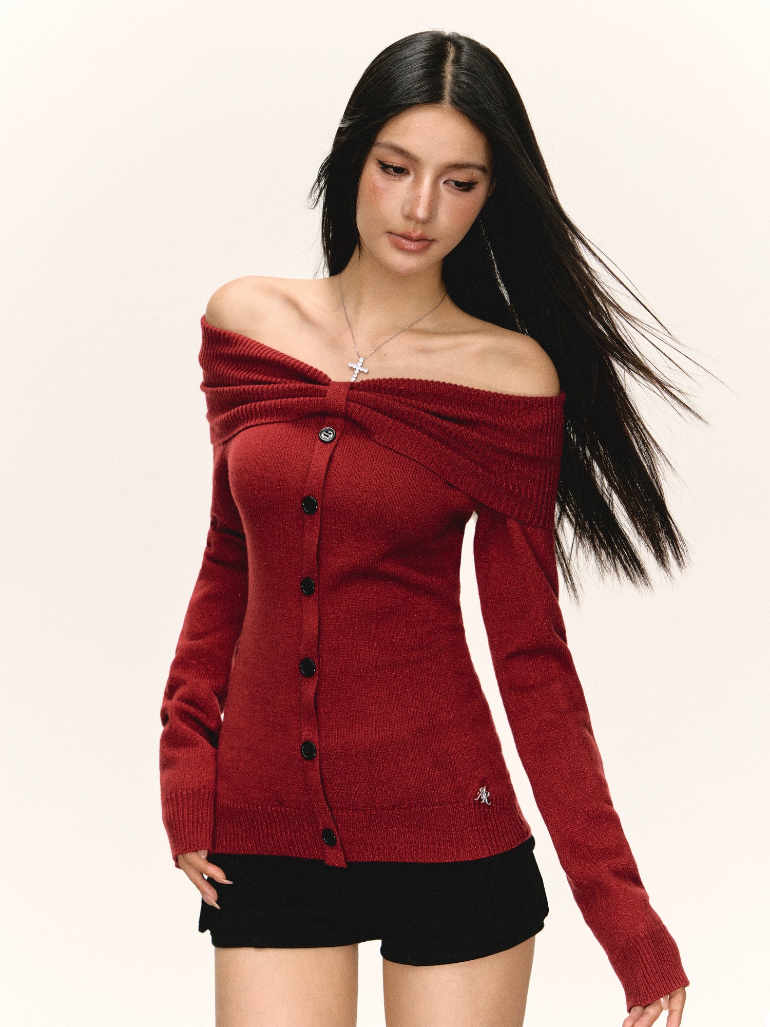 レトロオフショルダー ボタン付きニットセーター 