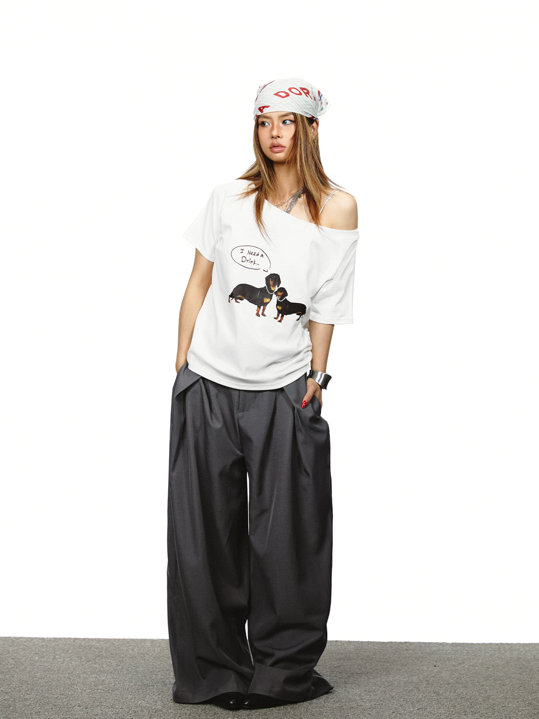 T-shirt off-shoulder grafica di Bassotto 