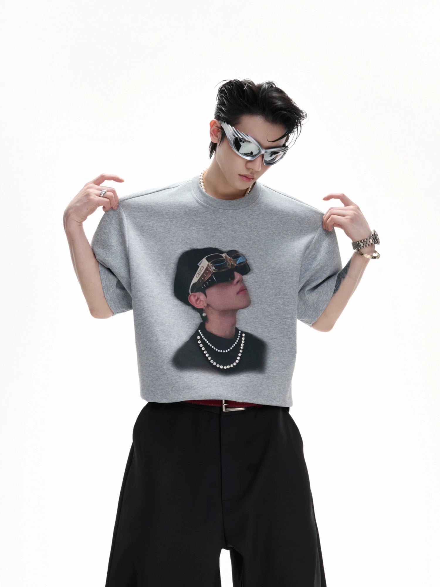 تي شيرت مطبوع بفن اللؤلؤ من سلسلة الأيقونات 