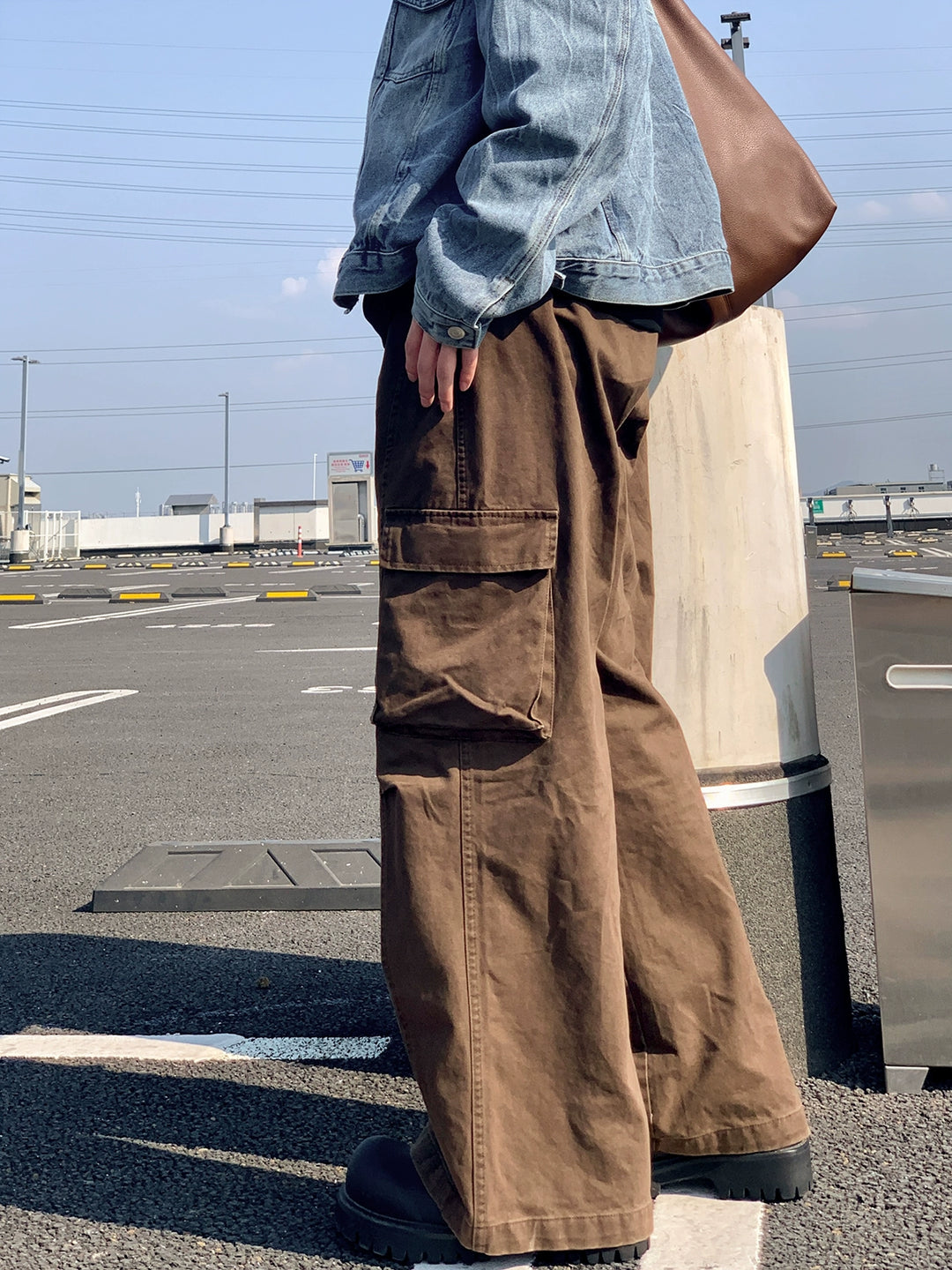 Pantalones cargo de pierna ancha y múltiples bolsillos sueltos 
