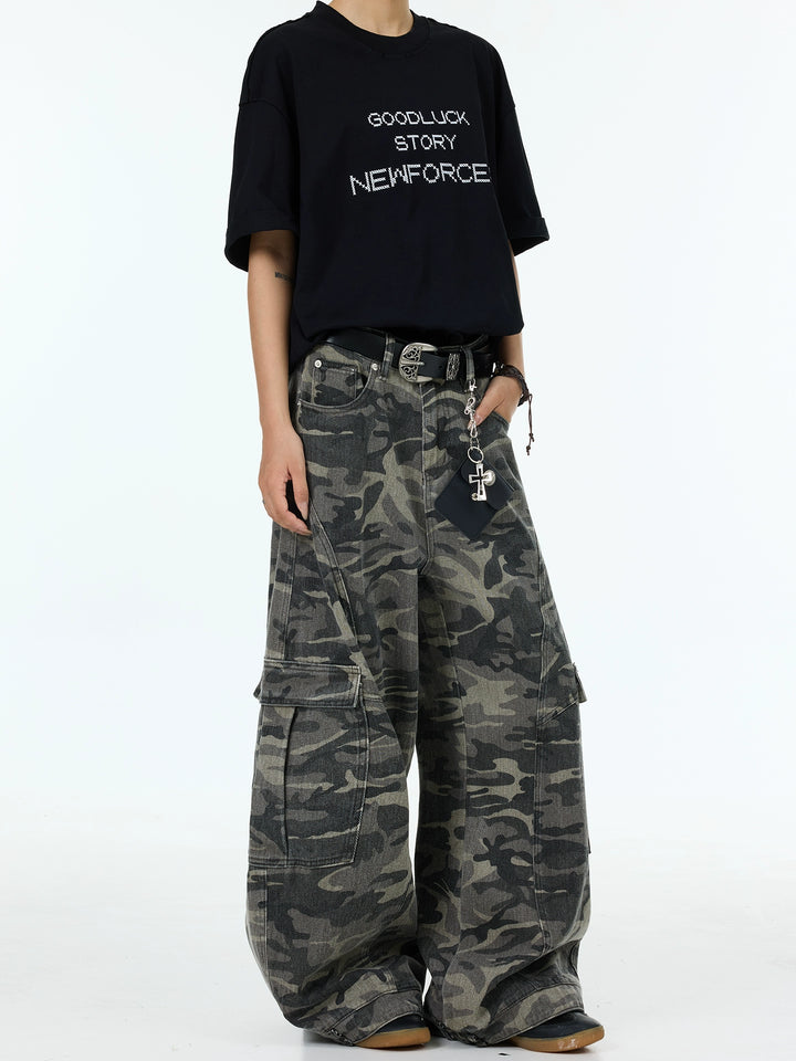 Pantalones de mezclilla de pierna ancha con múltiples bolsillos en camuflaje 