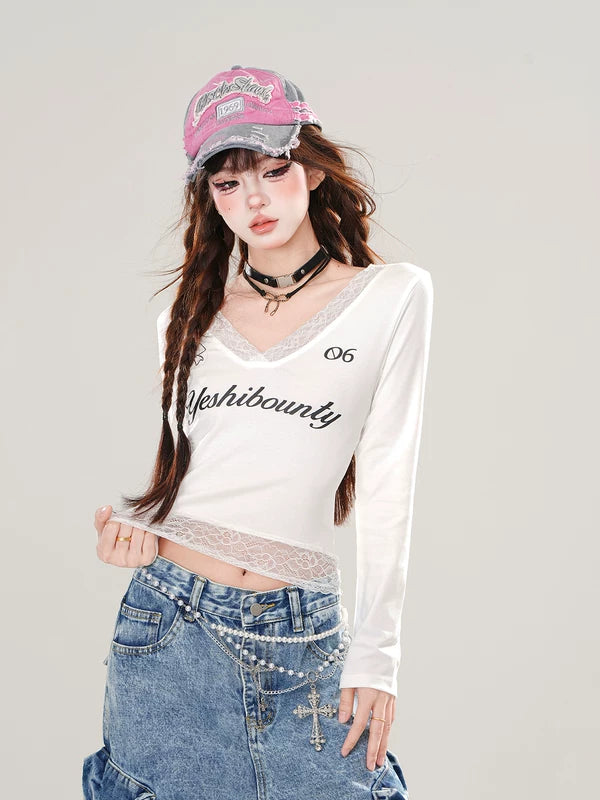 بلوزة بأكمام طويلة وقصة على شكل V مع حواف دانتيل 