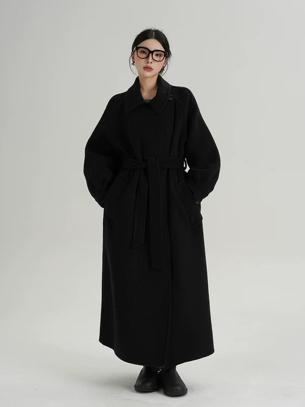 Длинное шершащее пальто с поясом и карманами 