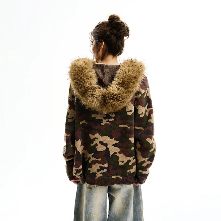 קרדיגן עם כובע סרוג במראה הסוואה עם פרווה 