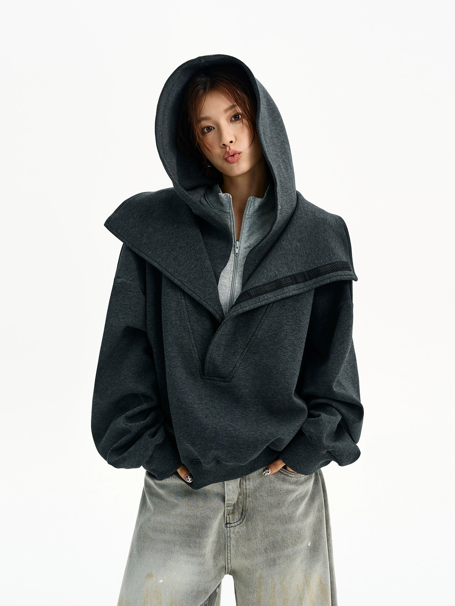 Felpa con cappuccio oversize a collo alto 