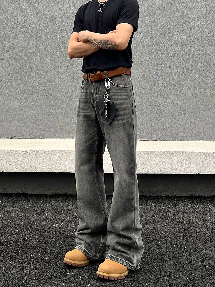 ダメージ加工されたウォッシュフレアストレートジーンズ 