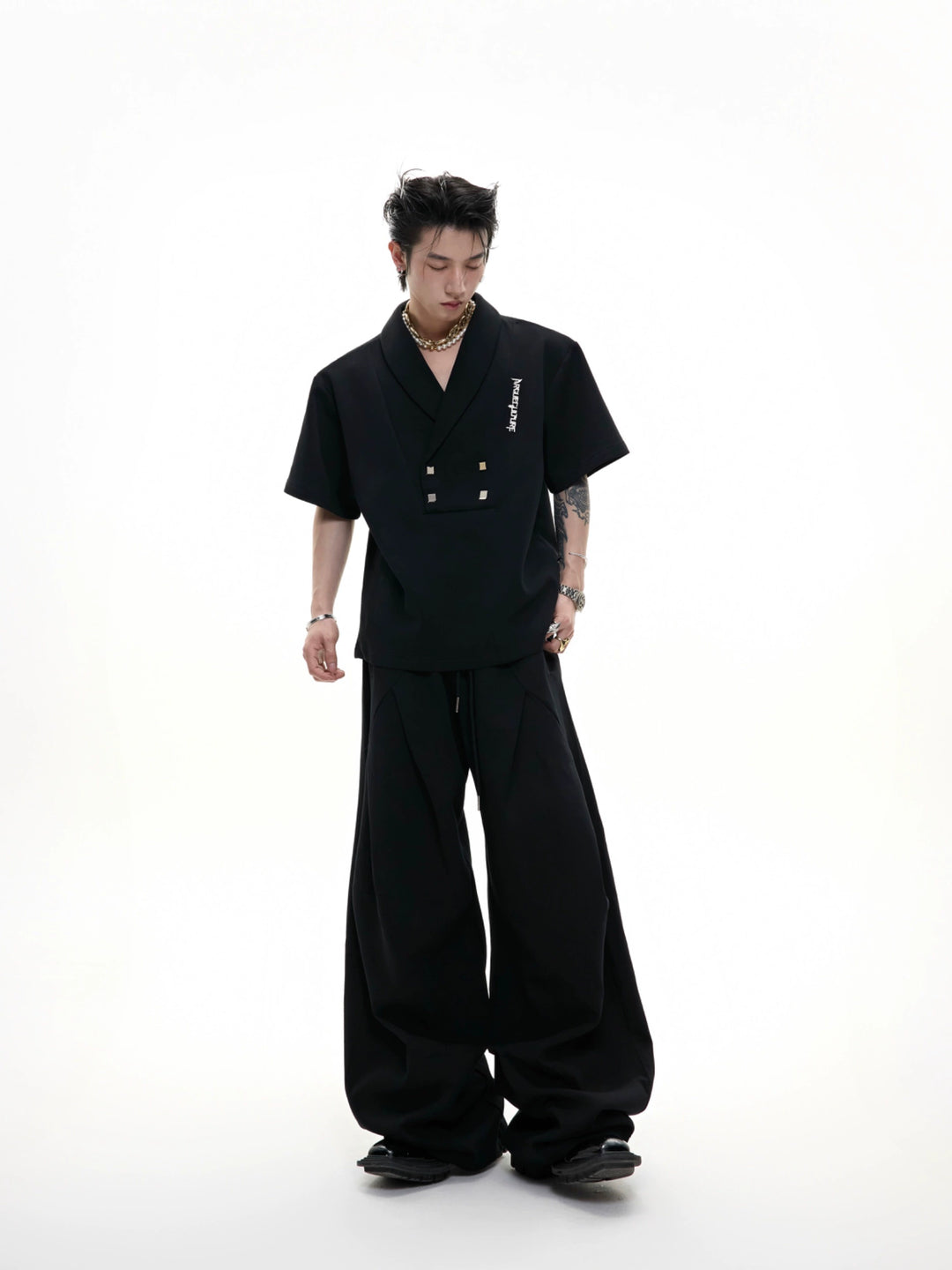 Conjunto de pantalones plisados de manga corta con escote en V 
